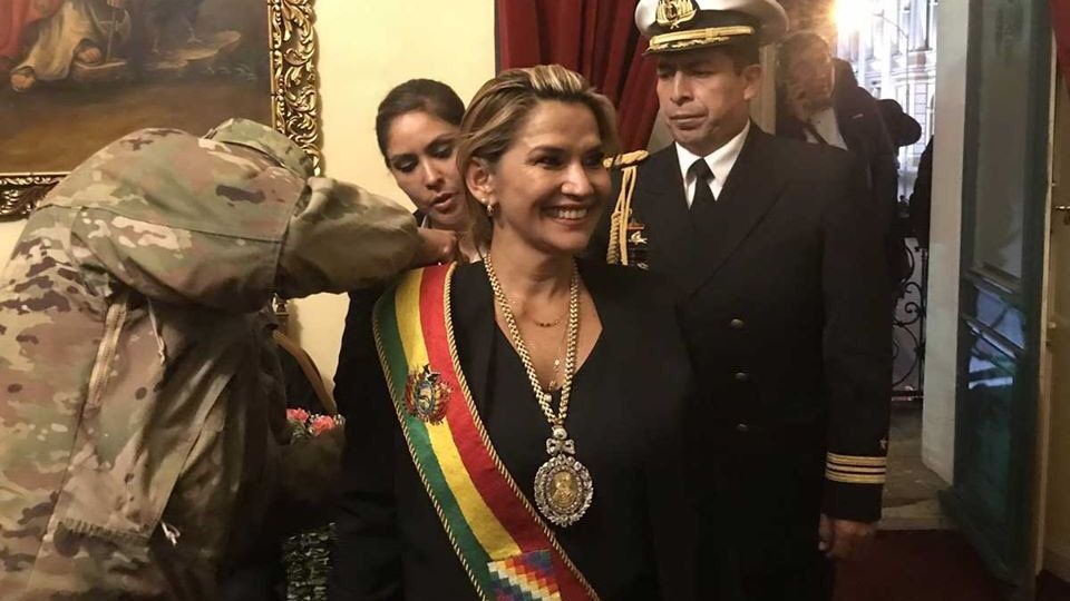 Bolívie má dočasnou prezidentku. Příznivci Moralese se bouří